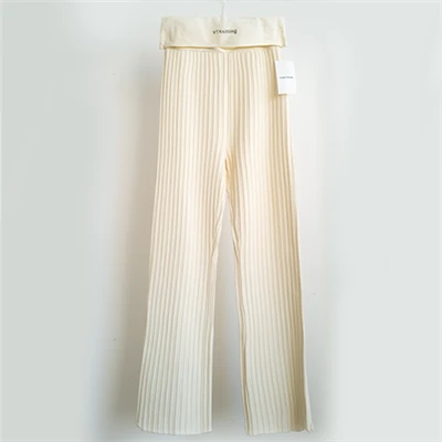 Calça feminina de malha com bolsos